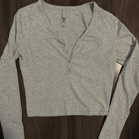 SKIMS Long Sleeve Cropped Henley Top - Picture 2 of 4